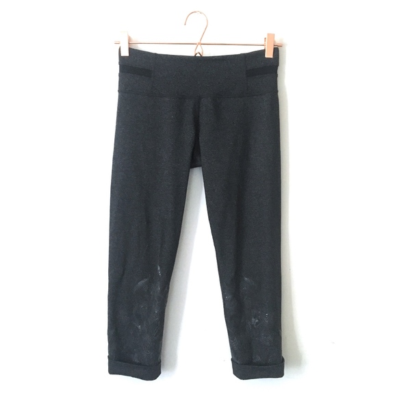 lululemon athletica Pants - Lululemon Crop Gray Pant leaf detail Size 6 D18